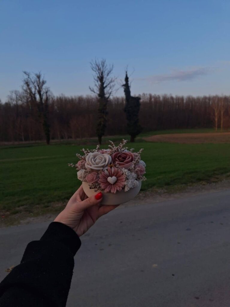 Ružičasti cvjetni aranžman – HANČI