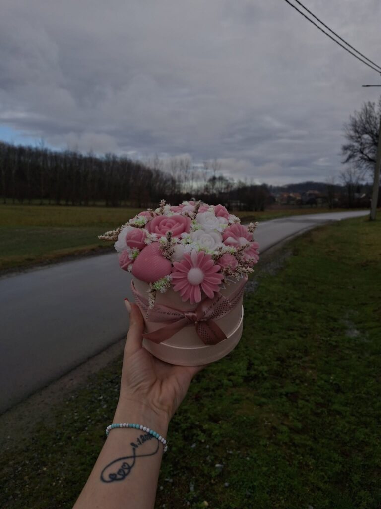 Ružičasti cvjetni poklon – HANČI